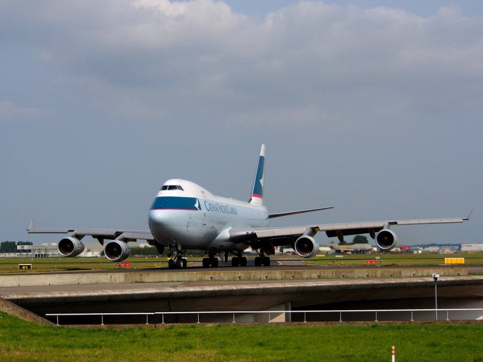 B-HUQ Cathay Pacific Boeing 747-467F - cn 34150 taxiing 14july2013 pic-003