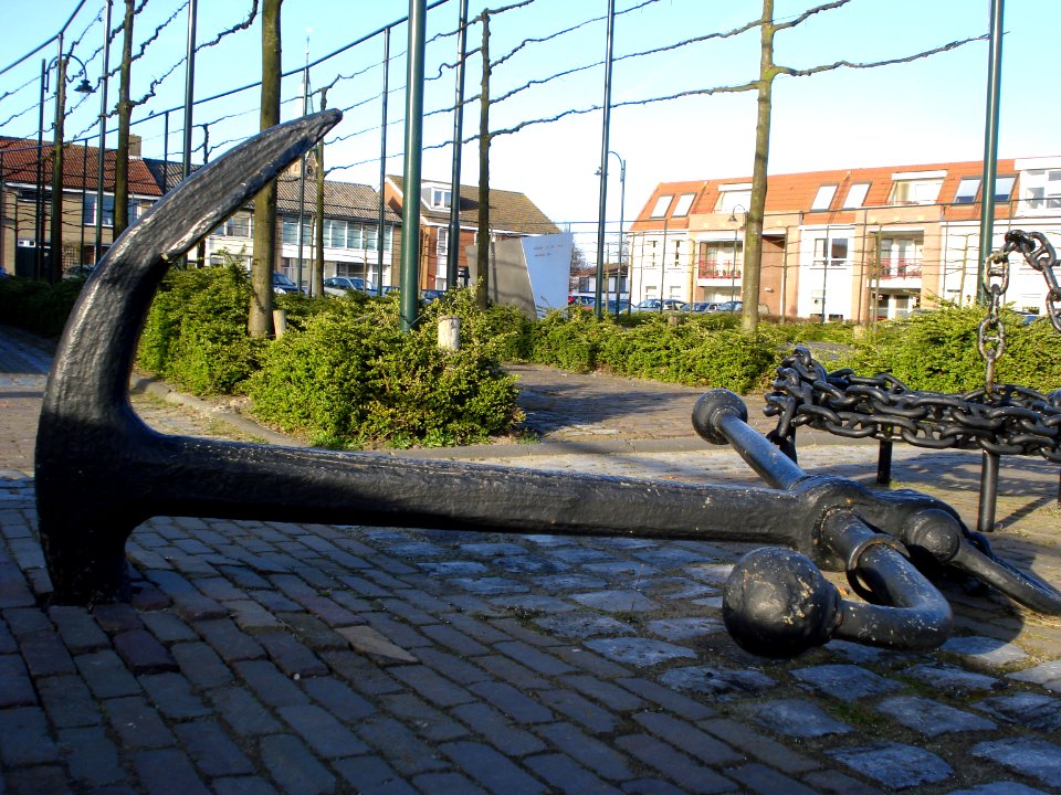 Biezelinge marktplein met anker