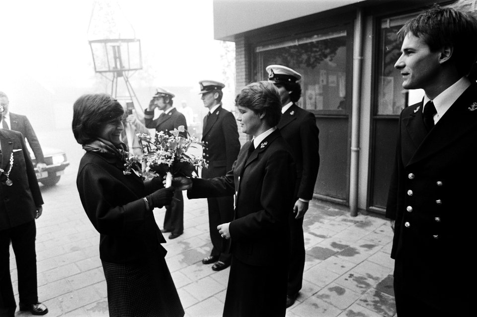 Bij aankomst krijgt prinses Margriet bloemen overhandigd, Bestanddeelnr 930-5176