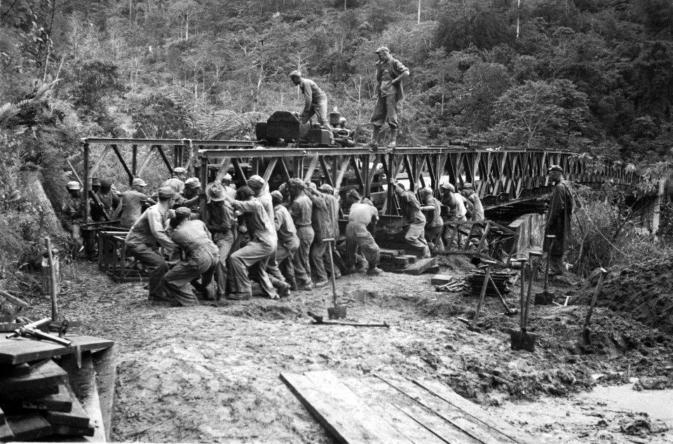Bij aankomst in Sidikalang (Sumatra) stonden de Nederlandse troepen voor een doo, Bestanddeelnr 5445