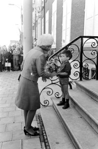 Bij aankomst bood de 3 jarige Bastiaan Maris de prinses bloemen aan, Bestanddeelnr 919-5433