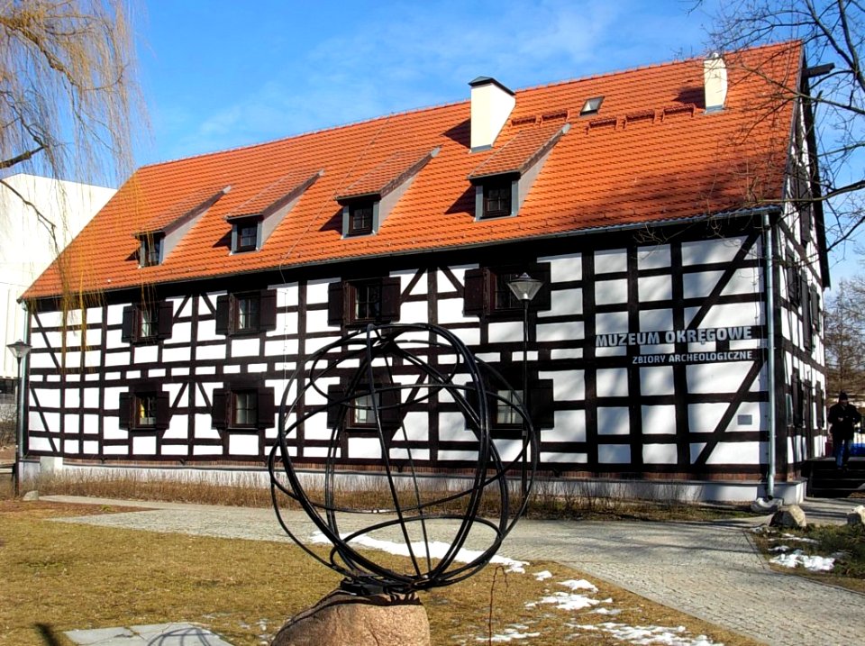 Biały Spichrz i 18 południk 03 2011