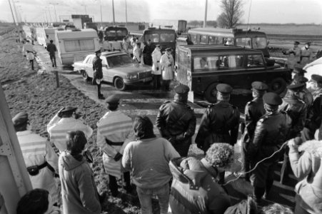 Bij de Nederlands-Belgische grens zijn zigeuners weer in Nederland toegelaten om, Bestanddeelnr 931-2620 photo