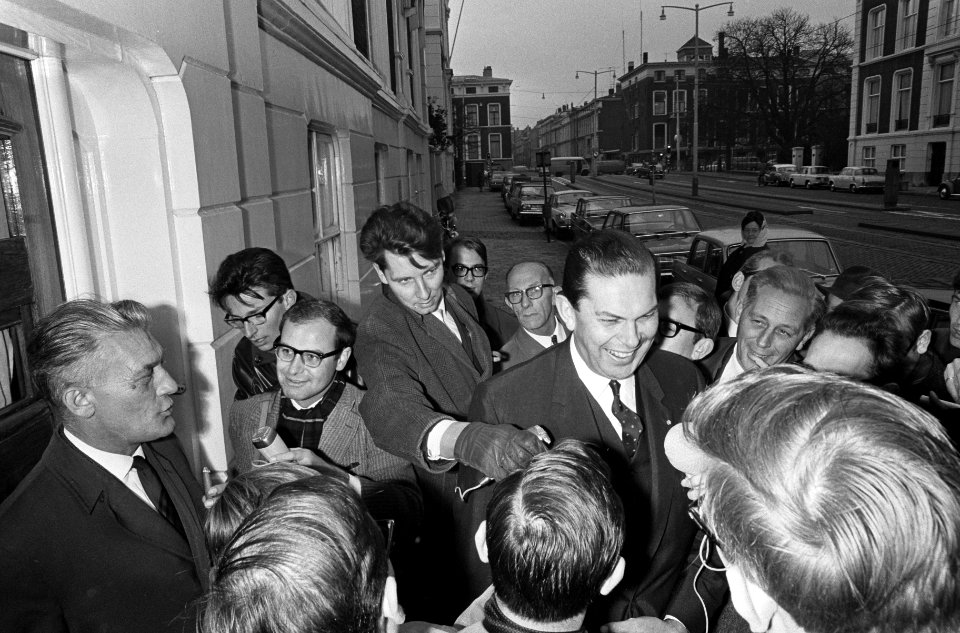 Bij aankomst bij het huis van Drs. W.K.N. (Norbert) Schmelzer worden dhr. Bauke , Bestanddeelnr 919-7435
