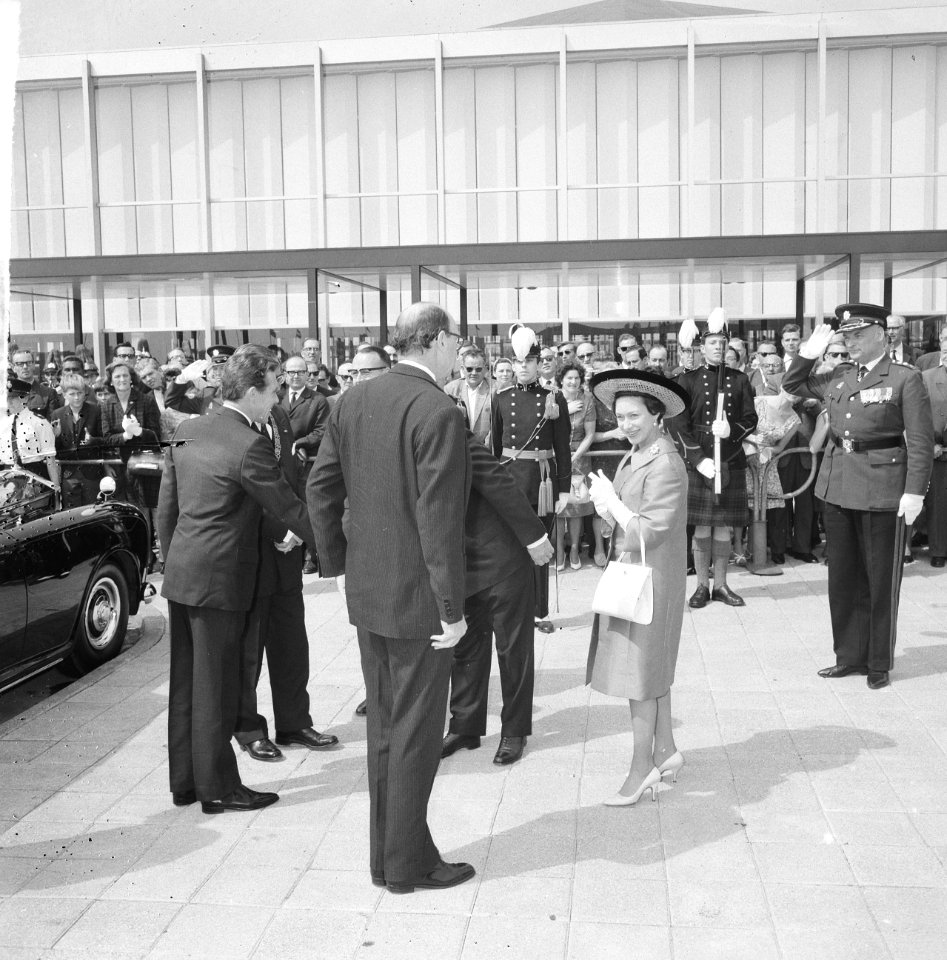 Bij aankomst bij de RAI in Amsterdam worden prinses Margaret en haar man begroet, Bestanddeelnr 917-7723