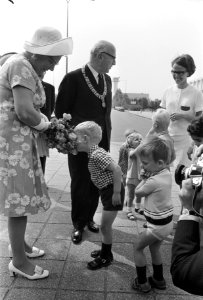 Bij aankomst krijgt koningin Juliana bloemen aangeboden, Bestanddeelnr 923-5467