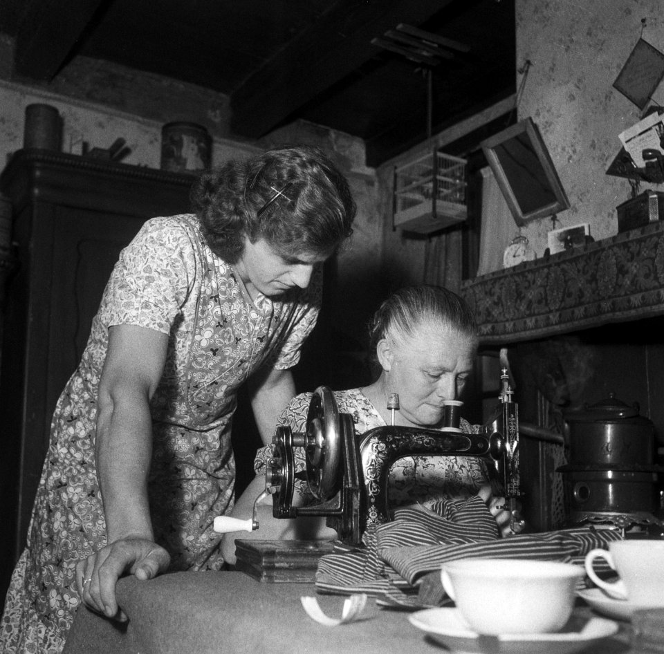 Bij de naaimachine, Bestanddeelnr 904-0723