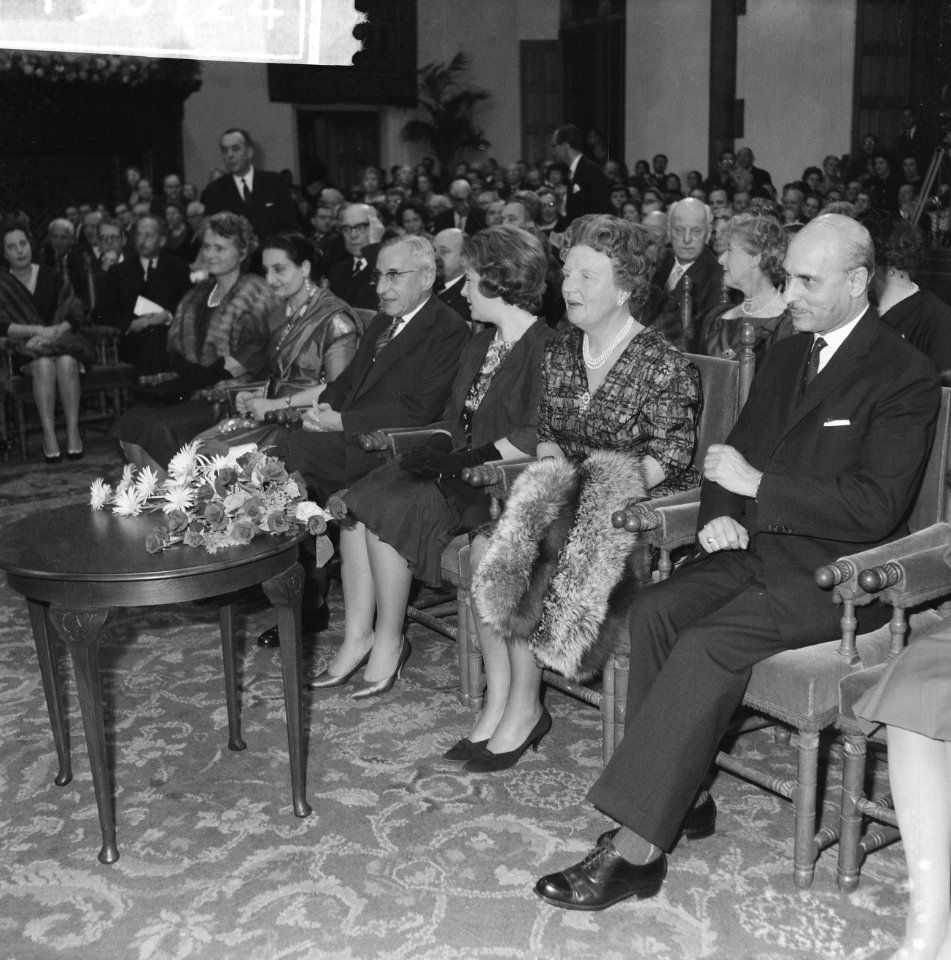 Bijeenkomst Ridderzaal ter gelegenheid van RabindraNathTagore. H. M. de Koningin, Bestanddeelnr 913-0724