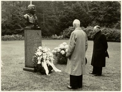 Bij de herdenking van het 250e geboortejaar van de Zweed Carolus Linnaeus werd door Prof. Dr. H.J. Lam, directeur van het Rijks Herbarium en Haarlems burgemeester Cremers een krans gelegd bi, NL-HlmNHA 54010274