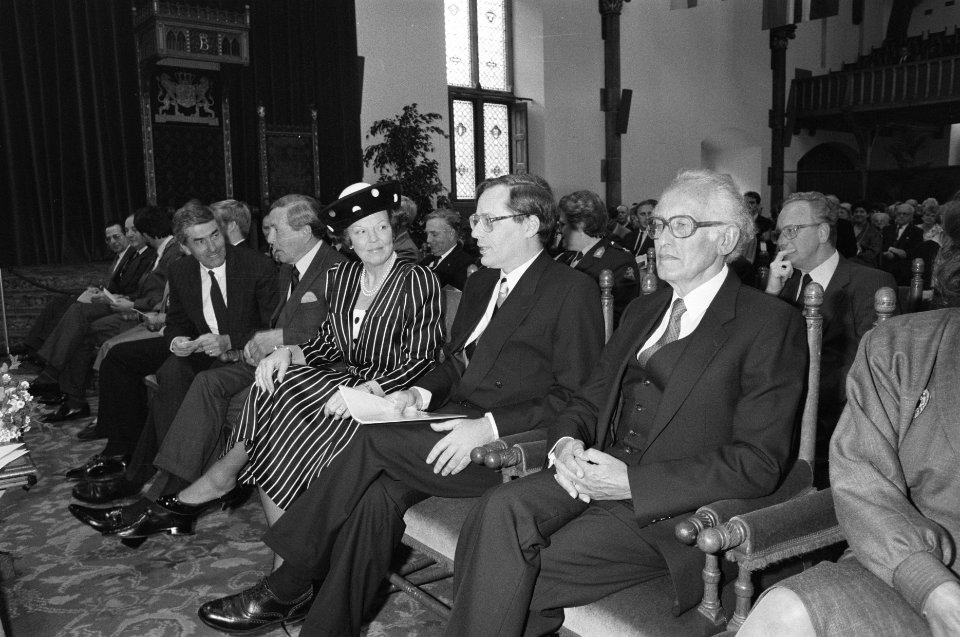 Bijeenkomst in Ridderzaal t.g.v. voltooiing Tweede Wereldoorlog van dr. L. de , Bestanddeelnr 934-2390