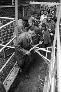 Bij de ingang van het stadion is er gedrang voor de tourniquets, Bestanddeelnr 921-5948