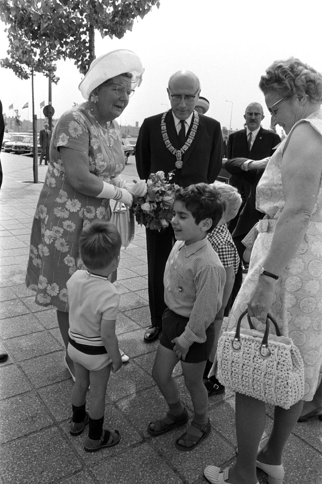 Bij aankomst krijgt koningin Juliana bloemen aangeboden, Bestanddeelnr 923-5468