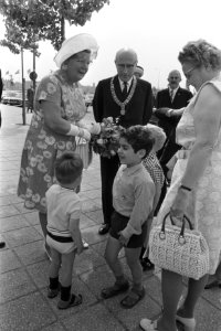 Bij aankomst krijgt koningin Juliana bloemen aangeboden, Bestanddeelnr 923-5468