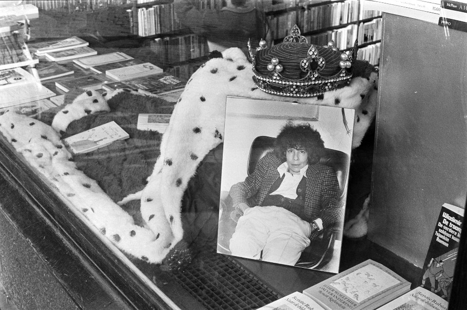 Bij Athenaeum Boekhandel in etalage portret Renate Rubinstein met daarbij kroon , Bestanddeelnr 933-2342