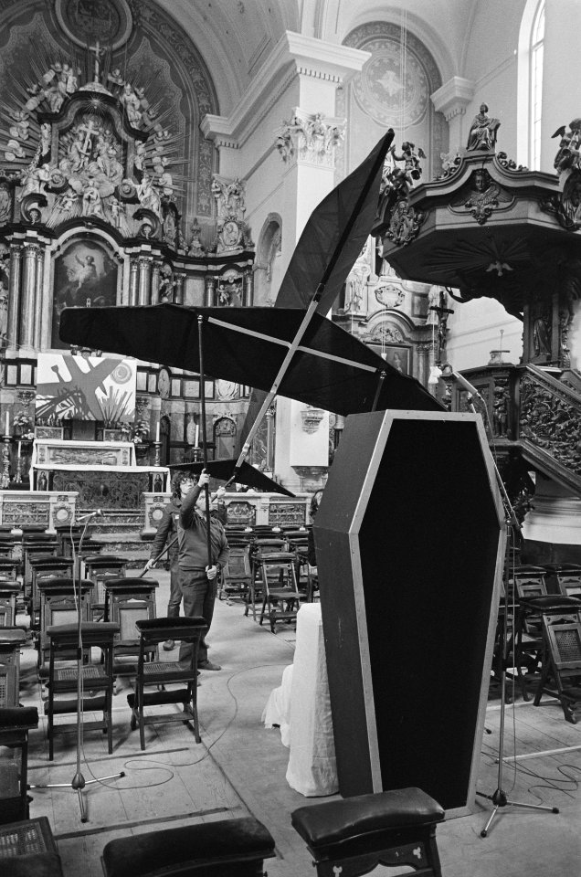 Bij de voorbereidingen worden een doodskist en een vliegtuig in de kerk geplaat…, Bestanddeelnr 924-4425