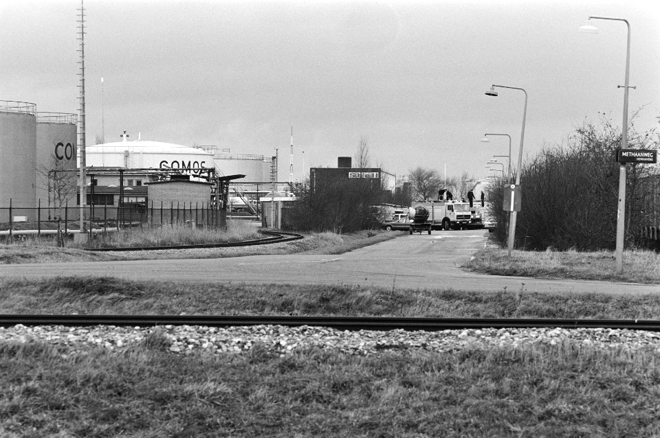 Bij Amsterdamse havenbedrijf Comos is vandaag een olie opslagtank lek geraakt,, Bestanddeelnr 931-2279