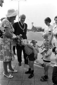 Bij aankomst krijgt koningin Juliana bloemen aangeboden, Bestanddeelnr 923-5464