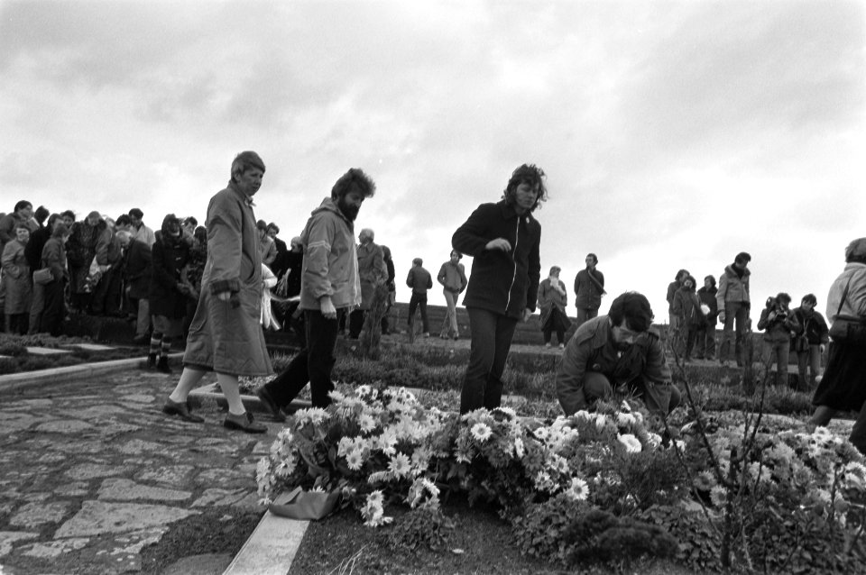 Bij de tegel van Hannie Schaft worden bloemen gelegd, Bestanddeelnr 931-8331