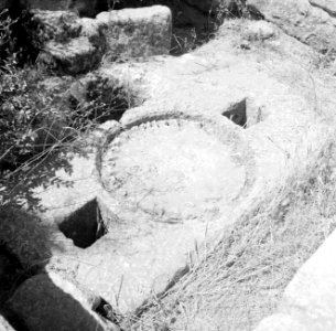 Bij de ruines van de synagoge, de overblijfselen van een olijvenpers met twee op, Bestanddeelnr 255-2617