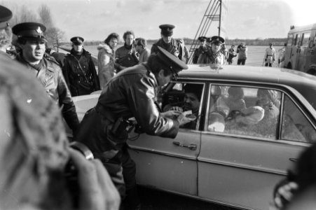 Bij de Nederlands-Belgische grens zijn zigeuners weer in Nederland toegelaten om, Bestanddeelnr 931-2621 photo