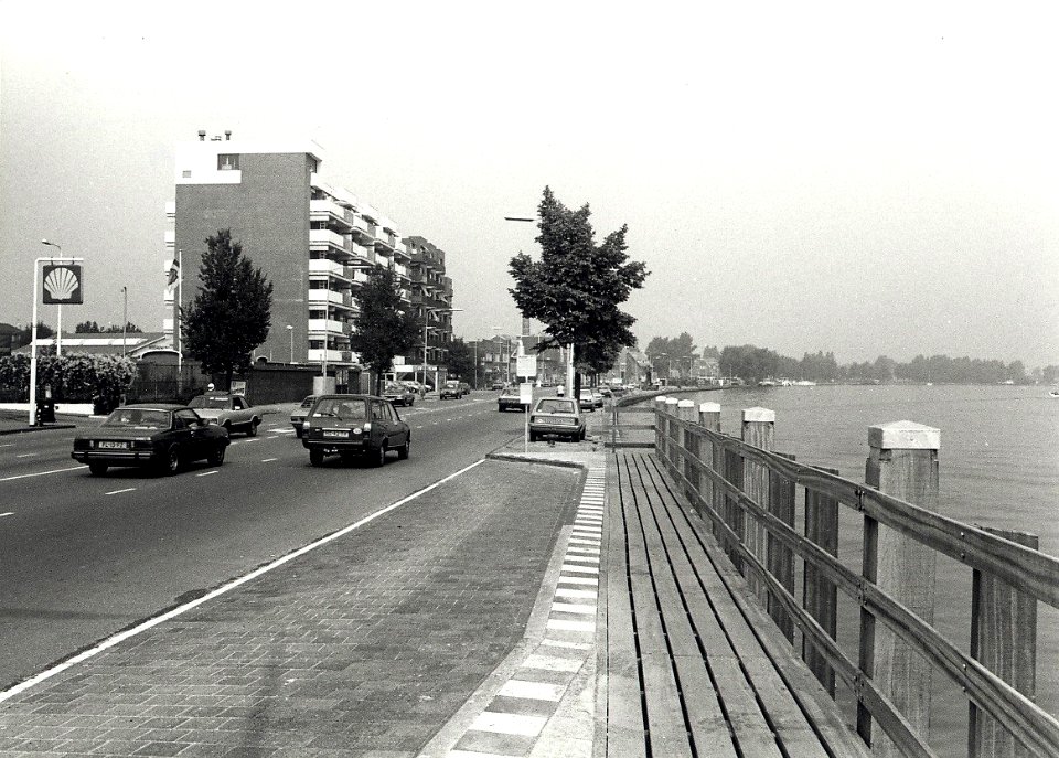 Bij de Waarderbrug, ziende naar het noorden. Aangekocht in 1985 van United Photos de Boer bv. - Negatiefnummer 24386 k 6 A. - Gepubliceerd in het Haarlems Dagblad van 01.09.1984. Identificatienummer 5