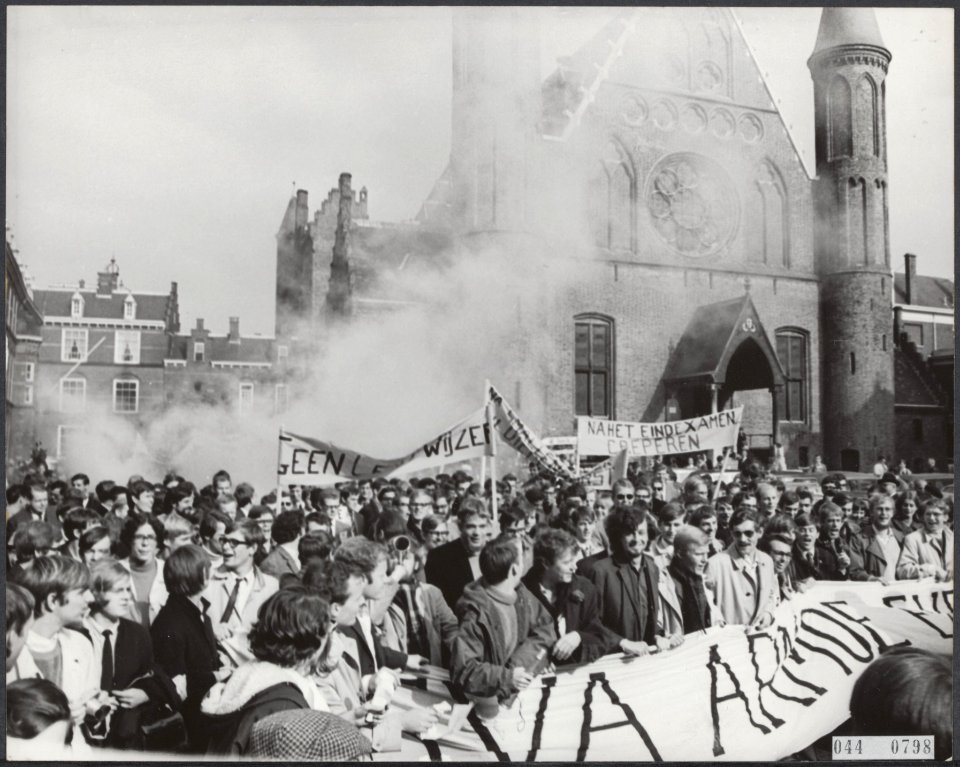 Bij de demonstratie werden rookbommen gegooid, Bestanddeelnr 044-0798