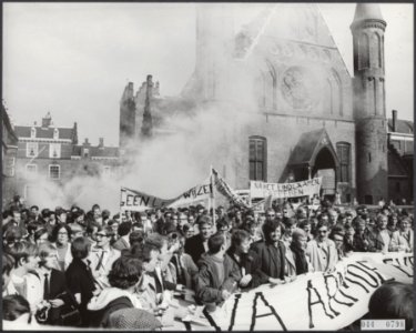 Bij de demonstratie werden rookbommen gegooid, Bestanddeelnr 044-0798