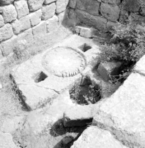 Bij de ruines van de synagoge, de overblijfselen van een olijvenpers met twee op, Bestanddeelnr 255-2616