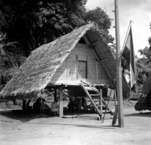 Bijeenkomst onder een paalwoning in Langetabbetje in Suriname De Nederlandse vl, Bestanddeelnr 252-6713