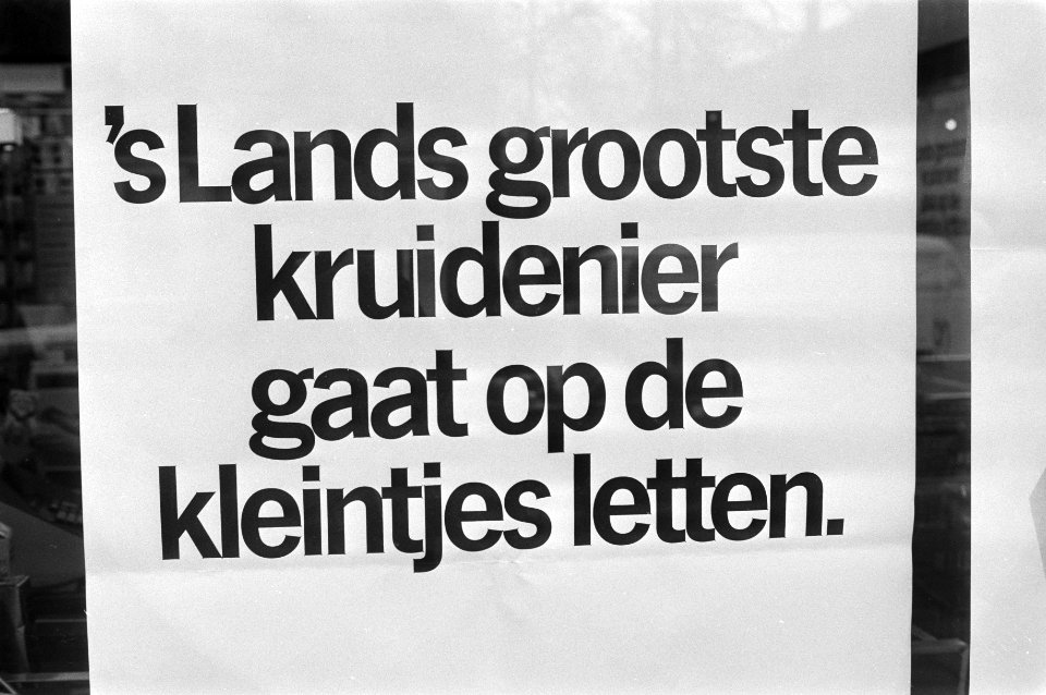 Bij de super-kruideniers is een prijzenslag uitgebroken, Albert Heijn begon de p, Bestanddeelnr 931-2404