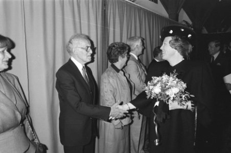 Bijeenkomst in Ridderzaal t.g.v. voltooiing van de boekenserie 'Tweede Wereldoor, Bestanddeelnr 934-2389