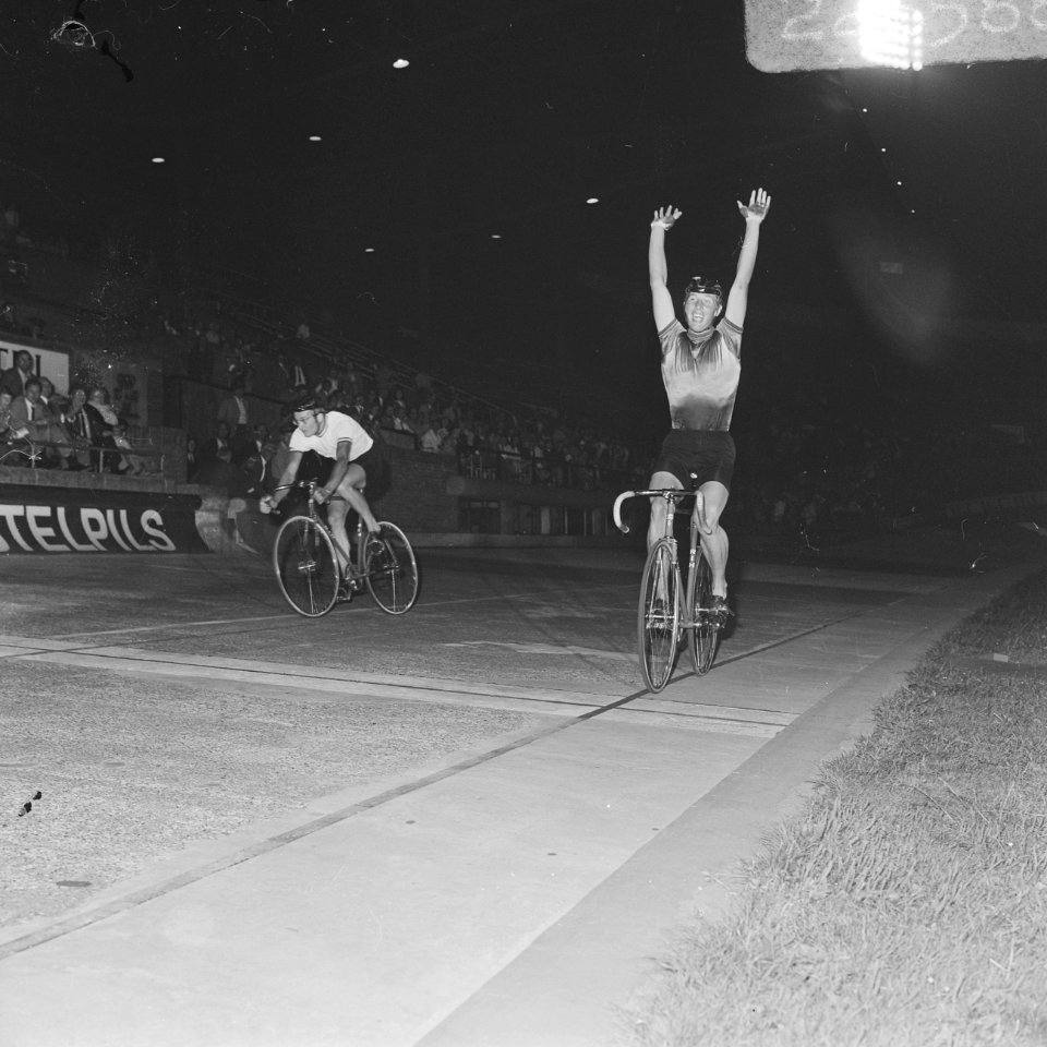 Bij de finish sprint professionals wint Leijn Loevesijn (r) met de armen omhoog , Bestanddeelnr 922-6588