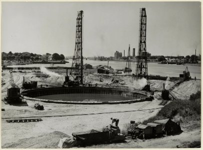 Bij de aanbouw van de Velsertunnel zijn stoomheimachines bezig de oude bouwput te verbreden. NL-HlmNHA 54004132