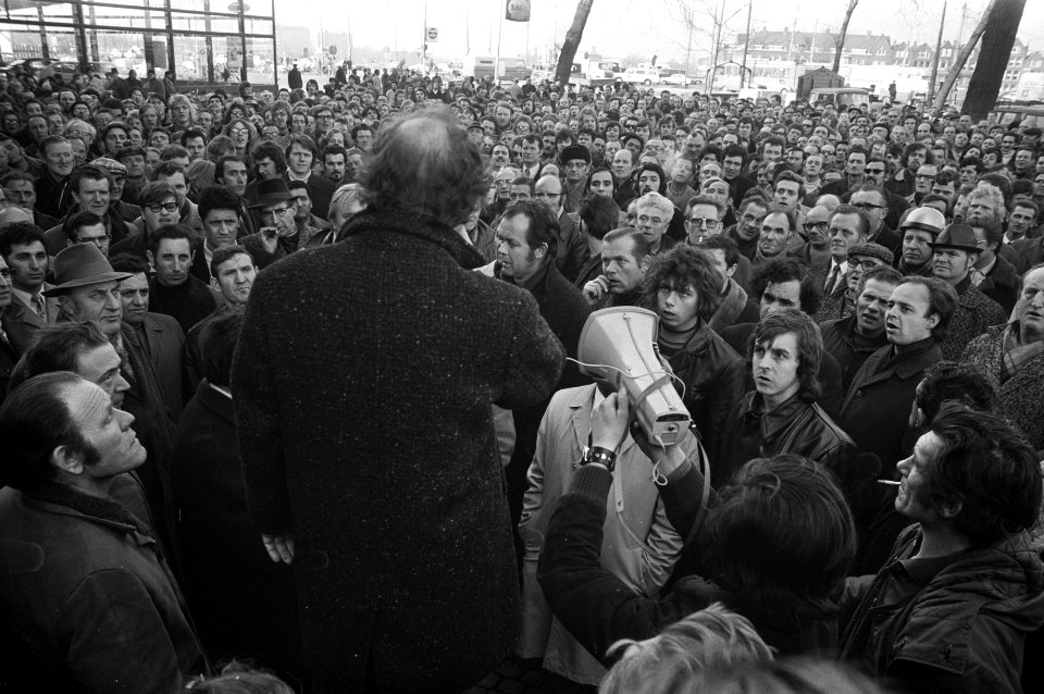Bij het gebouw van Rijn ScheldeVerolme hielden de stakers in Rotterdam een demo, Bestanddeelnr 925-3753