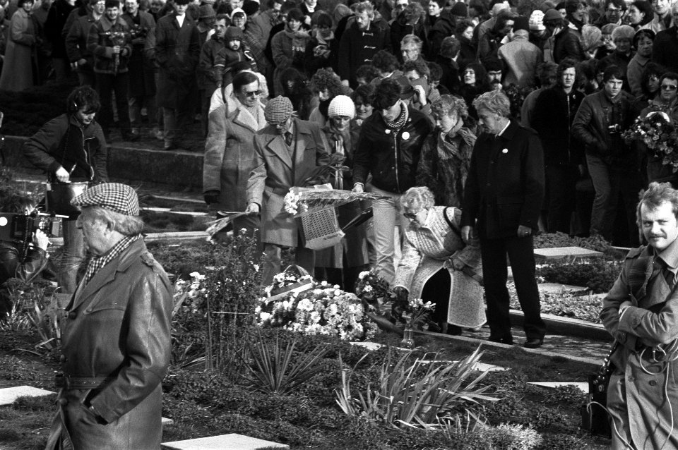 Bij de tegel van Hannie Schaft worden bloemen gelegd, Bestanddeelnr 931-8332