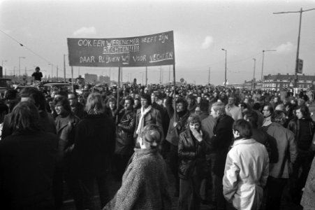 Bij het gebouw van Rijn ScheldeVerolme hielden de stakers in Rotterdam een demo, Bestanddeelnr 925-3755