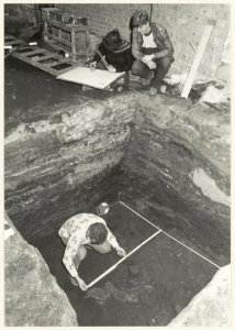 Bij archeologisch onderzoek pand Lange Veerstraat 27 zijn houten palen tevoorschijn gekomen die erop zouden kunnen wijzen dat in vroegere eeuwen woonterpjes langs het Spaarne hebben gelegen. NL-HlmNHA 54013916