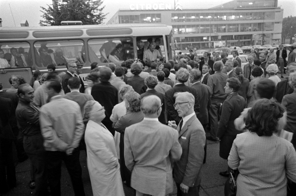 Bij het vertrek van de bus is er veel belangstelling, Bestanddeelnr 921-6311