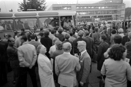 Bij het vertrek van de bus is er veel belangstelling, Bestanddeelnr 921-6311