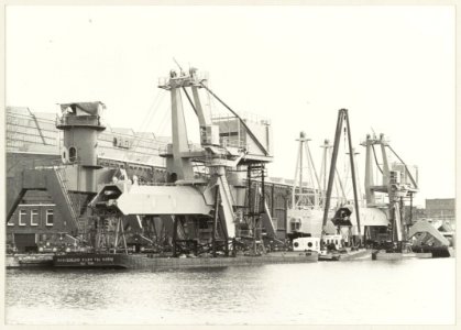 Bij metaalfabriek Figee liggen op de pontons twee continuebeladers voor Antwerpen. NL-HlmNHA 54011500