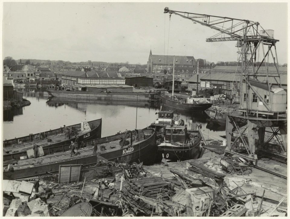 Bij de scheepswerf Holland nautic worden oude schepen gesloopt. NL-HlmNHA 54005475