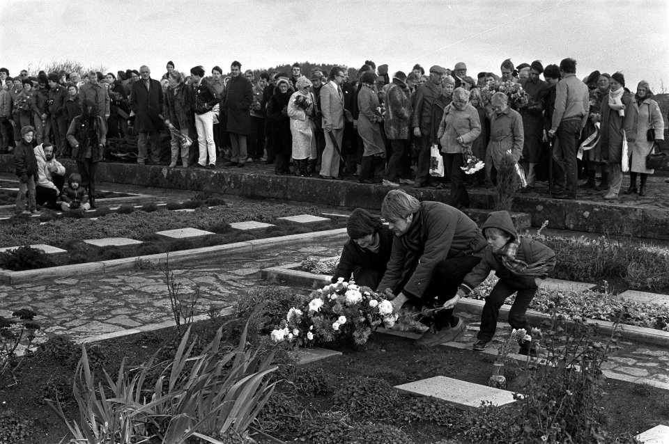 Bij de tegel van Hannie Schaft worden bloemen gelegd, Bestanddeelnr 931-8330