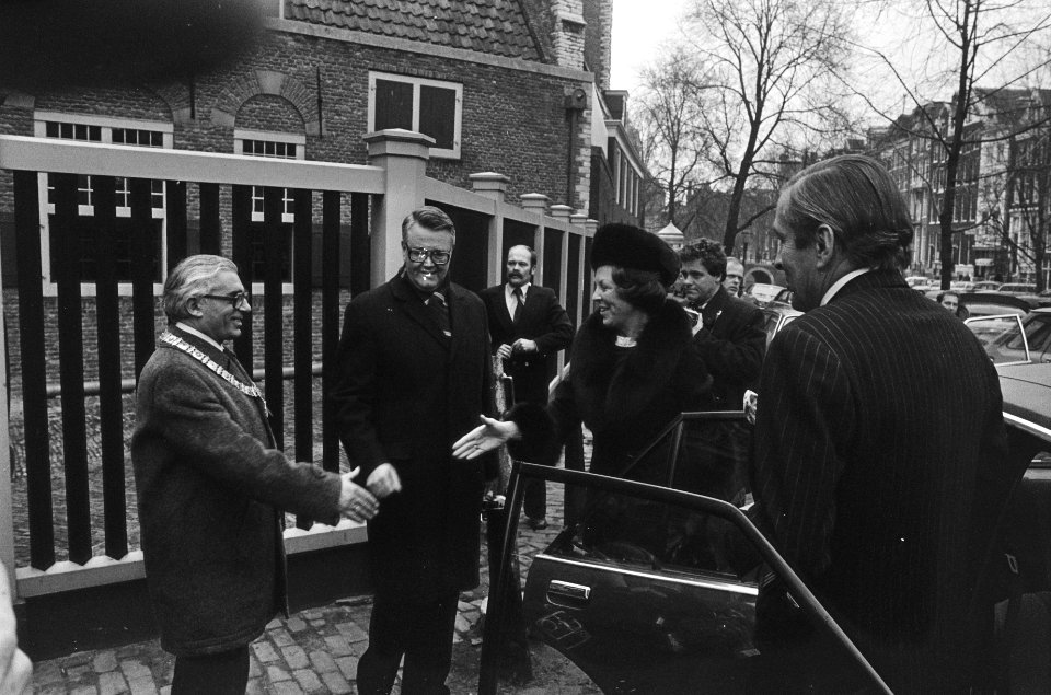 Bij aankomst van links naar rechts burgemeester Polak, commisaris van de koningi, Bestanddeelnr 930-1686