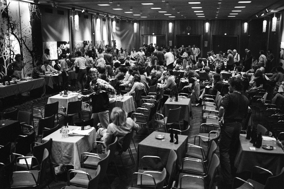 Bijeenkomst ledenraad van VPRO in Krasnapolsky Amsterdam, overzicht van de ledenraad, Bestanddeelnr 931-4879