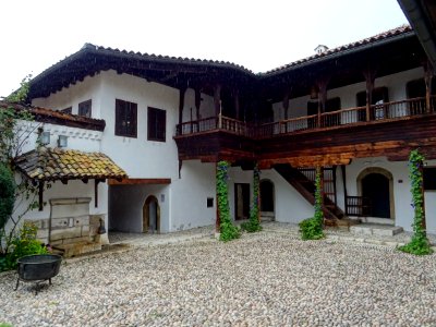 BiH Svrzo women's coutryard (2)