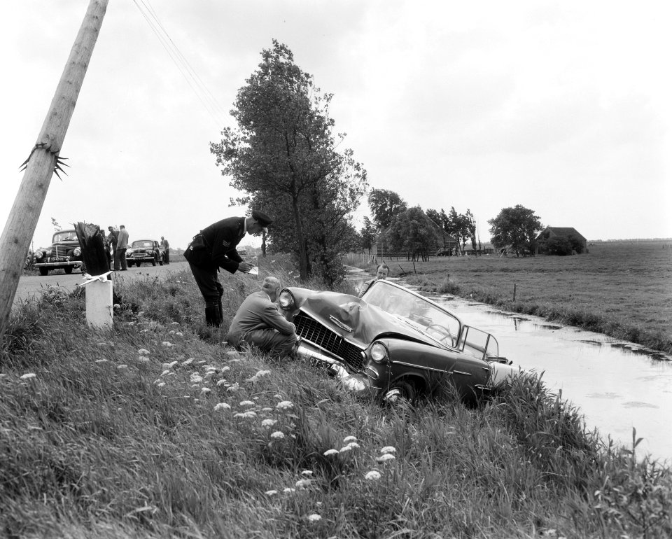 Biervaatjes van de Amstel rollen over de weg bij Purmerend, Bestanddeelnr 908-7649