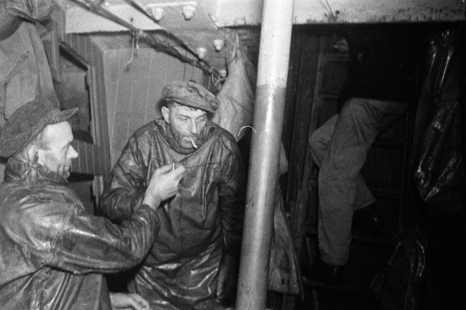 Bijschrift On board a Dutch trawler Aan boord van een Nederlandse vistrawler, Bestanddeelnr 935-3057