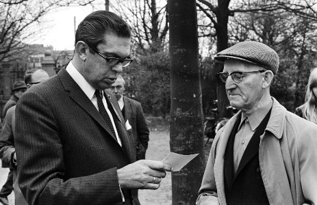 Biesheuvel in gesprek met een bouwvakker, Bestanddeelnr 924-4345