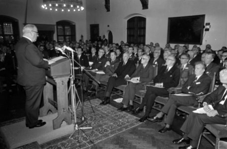 Bijeenkomst gewijd aan het Noorden des Lands in Rolzaal Den Haag vlnr Minister L, Bestanddeelnr 921-8298