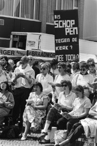 Bijeenkomst 8 meibeweging in IJsselhal in Zwolle, Bestanddeelnr 933-9745